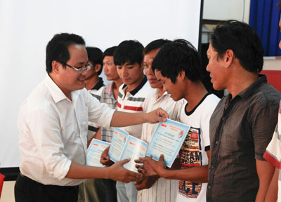 Đại diện Báo Tuổi trẻ trao tiền hỗ trợ cho ngư dân phường Ninh Thủy.       