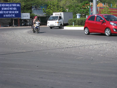 Đá vụn rơi vãi trên đường