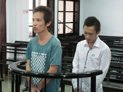 Bị cáo Trần Chí Vĩnh (trái) và Nguyễn Văn Hòa.