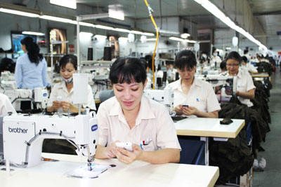 Công nhân hướng về biển, đảo