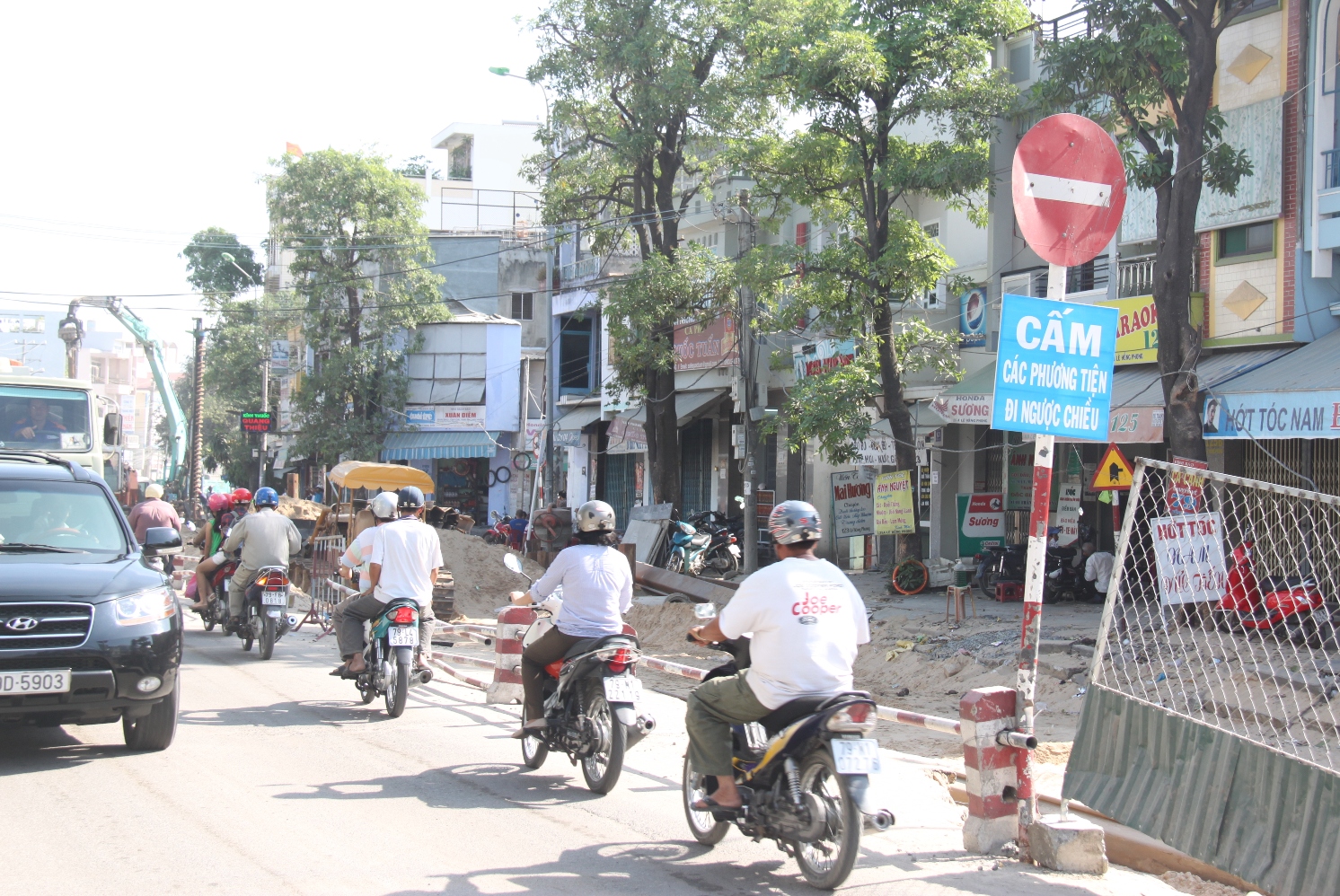 Mặc dù có biển cấm đi ngược chiều nhưng thường xuyên có xe vi phạm.