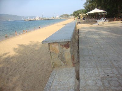 Đoạn bờ kè bị nghiêng nguy hiểm