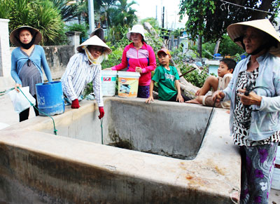 Hàng ngày, người dân ở đảo Trí Nguyên thay nhau túc trực để múc nước giếng.