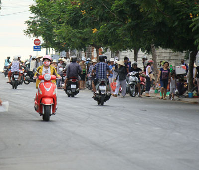 Họp chợ trên vỉa hè