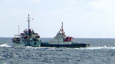 Tàu Trung Quốc hung hăng tấn công tàu KN 22 ngày 4-6 (ảnh do lực lượng Kiểm ngư tàu KN 22 cung cấp).
