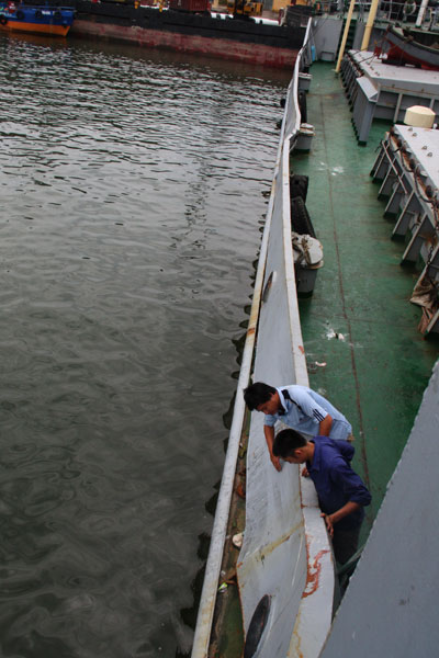 Mạn trái tàu KN 22 bị móp méo sau những cú đâm va của tàu Trung Quốc (ảnh chụp tại Đà Nẵng ngày 8-6).