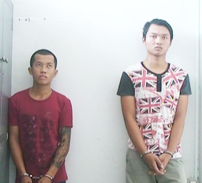 Phương (trái) và Trâm, huyện Diên Khánh bị bắt giữ khi đột nhập nhà dân.