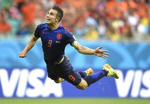 Van Persie bay người đánh đầu đẹp mắt gỡ hòa cho Hà Lan.