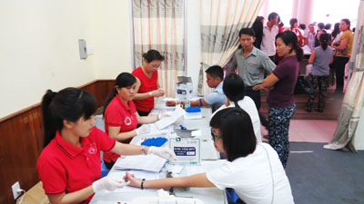 Nhiều người tham gia hiến máu tình nguyện.