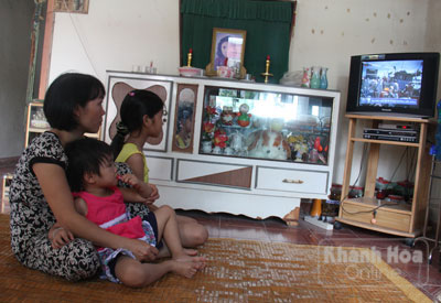 Ngày nào, mẹ con chị Lường Thị Huê cũng theo dõi diễn biến tình hình Biển Đông qua ti vi.