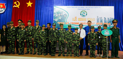 Các học viên chụp hình lưu niệm với lãnh đạo tỉnh.