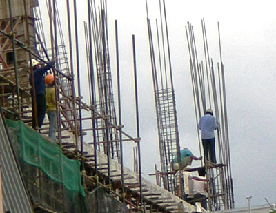 Công nhân xây dựng luôn đối mặt với nhiều mối nguy hiểm đến tính mạng.