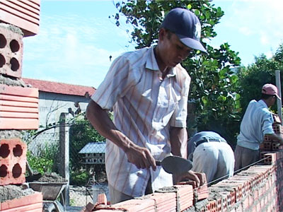  Nhờ chọn được nghề xây dựng phù hợp, cuộc sống gia đình anh Nguyễn Xuân Cảnh ổn định hơn.