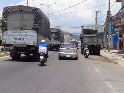 Chen lấn đường để vượt ẩu