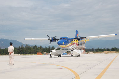 Bàn giao và ra mắt Phi đội DHC-6