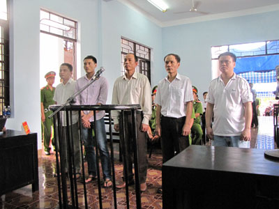  Từ trái qua, các bị cáo: Anh Trung, Kiên, Thành Trung, Hà, Nam.