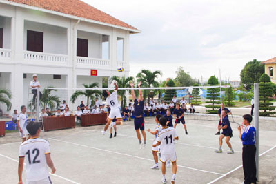 Thủy thủ đoàn giao lưu với cán bộ, chiến sĩ Vùng 4 Hải quân.