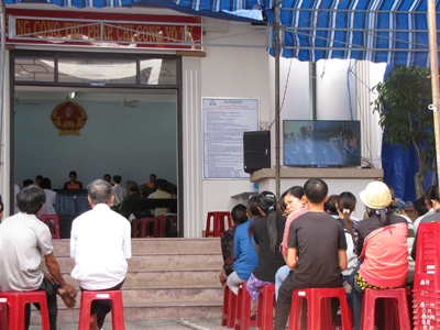 Người dân ngồi ngoài đều có ghế ngồi, quạt mát, theo dõi phiên xử qua tivi và hệ thống loa.