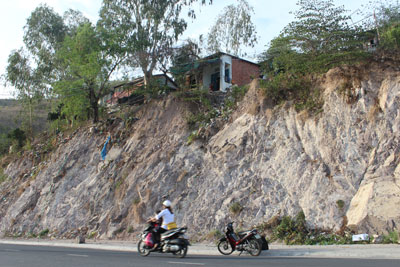 Hiểm họa luôn chực chờ những hộ dân sống chênh vênh trên vách đá.
