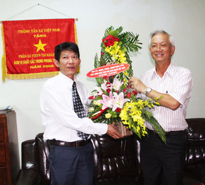 Đồng chí Nguyễn Chiến Thắng tặng hoa cho đại diện cơ quan thường trú Thông tấn xã Việt Nam tại Khánh Hòa. Ảnh: N.TÂM