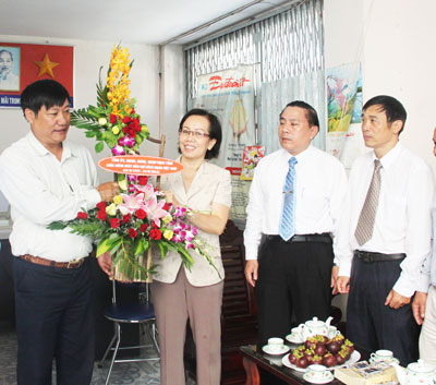 Đồng chí Nguyễn Thị Kiều tặng hoa cho văn phòng đại diện Báo Đại đoàn kết.