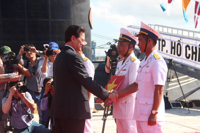 Phóng viên, nhà báo tác nghiệp tại lễ thượng cờ tàu ngầm cấp quốc gia tại Vùng 4 Hải quân. Ảnh: XUÂN THÀNH