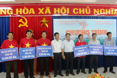 Ủng hộ hơn 300 triệu đồng cho quỹ "Vì Trường Sa - Hoàng Sa"