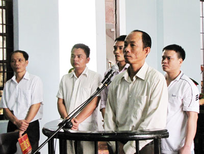   Từ trái qua, 5 bị cáo: Hà, Anh Trung, Kiên, Thành Trung, Nam.