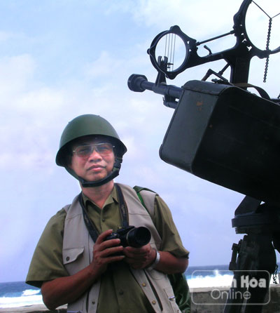  Nhà báo Lê Bá Dương tại đảo Đá Nam trong chuyến đi cuối năm 2006.