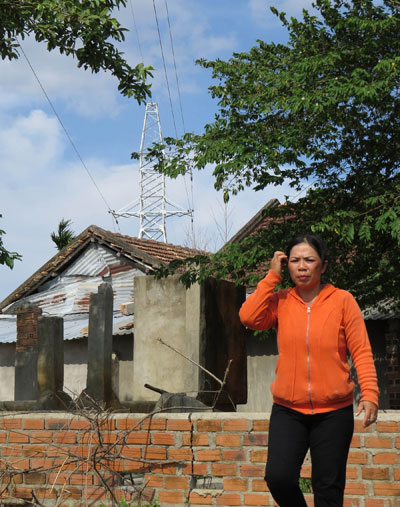 Chú thích ảnh: IMG_8866: Đường dây điện 110KV băng ngang qua phần nhà, đất của gia đình bà Luân.