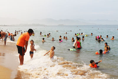 Đảm bảo an toàn cho người dân và du khách tắm biển dịp Tết Đoan ngọ