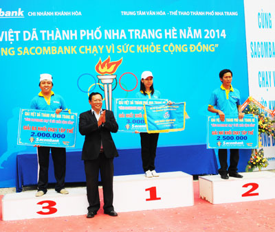 Ông Phạm Tấn Minh, Giám đốc Sacombank Chi nhánh Khánh Hòa trao giải nội dung chạy tập thể.