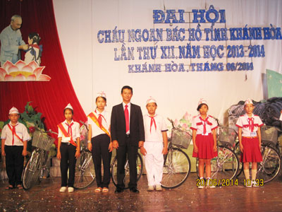 Tặng xe đạp cho 36 học sinh