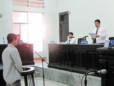 Hầu tòa vì ham đồ trộm cắp