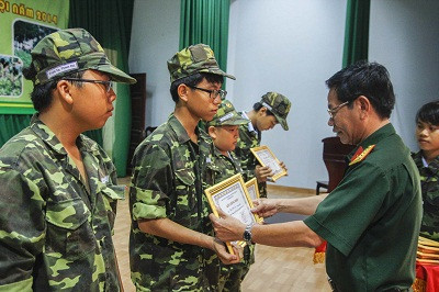 Đại tá Trần Thân, Phó Chính ủy Bộ chỉ huy Quân sự tỉnh trao giấy chứng nhận cho các học viên.