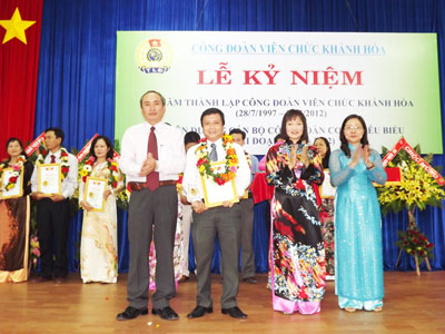 Công đoàn Viên chức tỉnh tặng giấy khen cho các tập thể, cá nhân có thành tích cao trong thực hiện cuộc vận động.