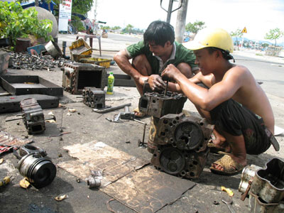 Ra khơi bằng máy tàu cũ: Nhiều bất trắc