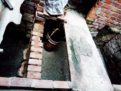 Bể chứa phân heo của gia đình ông Thắng, không có nắp đậy.