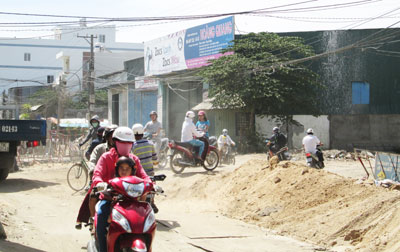 * Nhiều công trình cùng lúc triển khai ở đường Phong Châu khiến đời sống người dân bị ảnh hưởng.