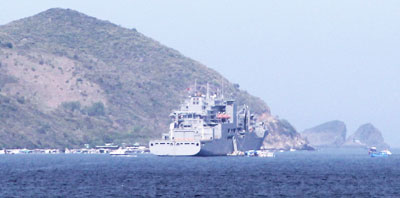 Tàu USNS Cesar Chavez neo tại vịnh Nha Trang.