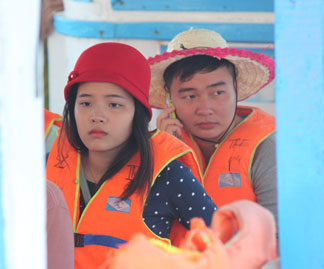 Du khách mặc áo phao khi tham quan vịnh Nha Trang.
