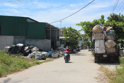 Cơ sở sơ chế nhựa của gia đình bà Đào.