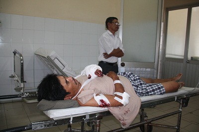 Ông Phạm Minh Tâm đang được cấp cứu tại Bệnh viện Đa khoa tỉnh, trên cơ thể có rất nhiều vết thương.