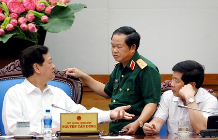 Thủ tướng Nguyễn Tấn Dũng trao đổi với thành viên Ủy ban quốc gia CNTT. Ảnh: VGP/Nhật Bắc