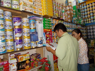 Kiểm tra việc thực hiện áp trần giá sữa tại Nha Trang