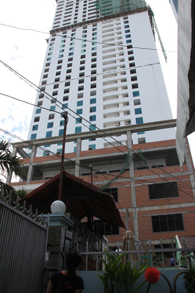 Xây khách sạn, vật liệu rơi trúng nhà dân