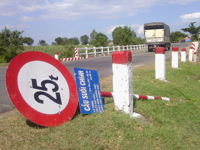 Cần sửa chữa biển báo gãy đổ