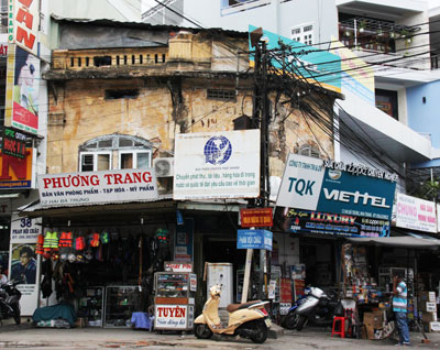 Nhà số 12 đường Hai Bà Trưng xuống cấp trầm trọng, cần sớm di dời để đảm bảo an toàn.