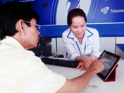 Hỗ trợ khách hàng sử dụng máy tính bảng tra cứu và nạp tiền trực tuyến