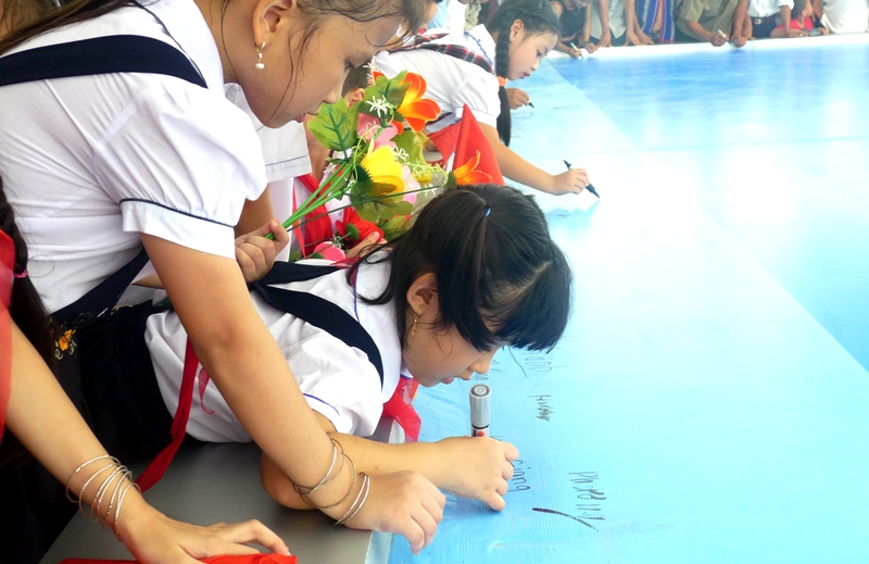 Các em học sinh tham gia hoạt động ý nghĩa này